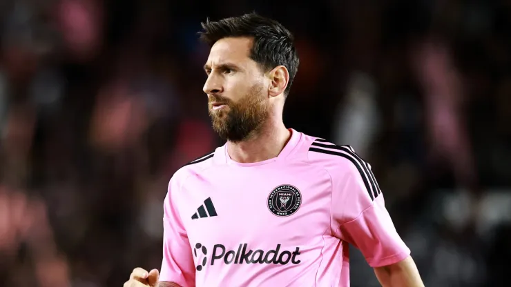 Messi realizando aquecimento físico